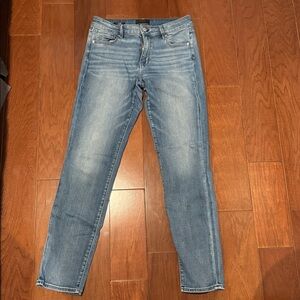 White House Black Market Mid-Rise Denim Jeans 8L Light Blue slim everyday soft